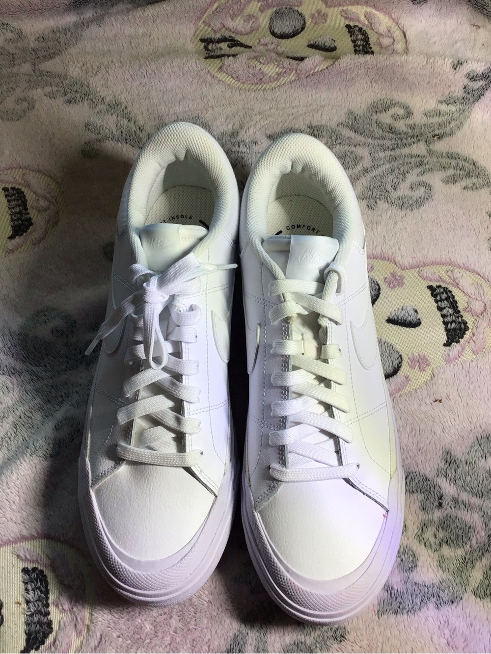 Classic White Women's Sneakers — Clean Low-Top Design
M#10
W#11.5